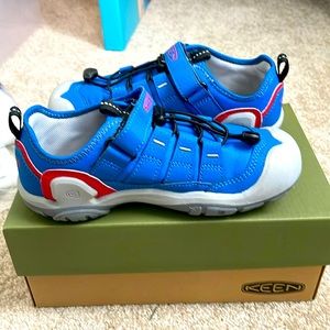 New in box! Kids Keen Knotch Hollow sneaker. Size 2Y.